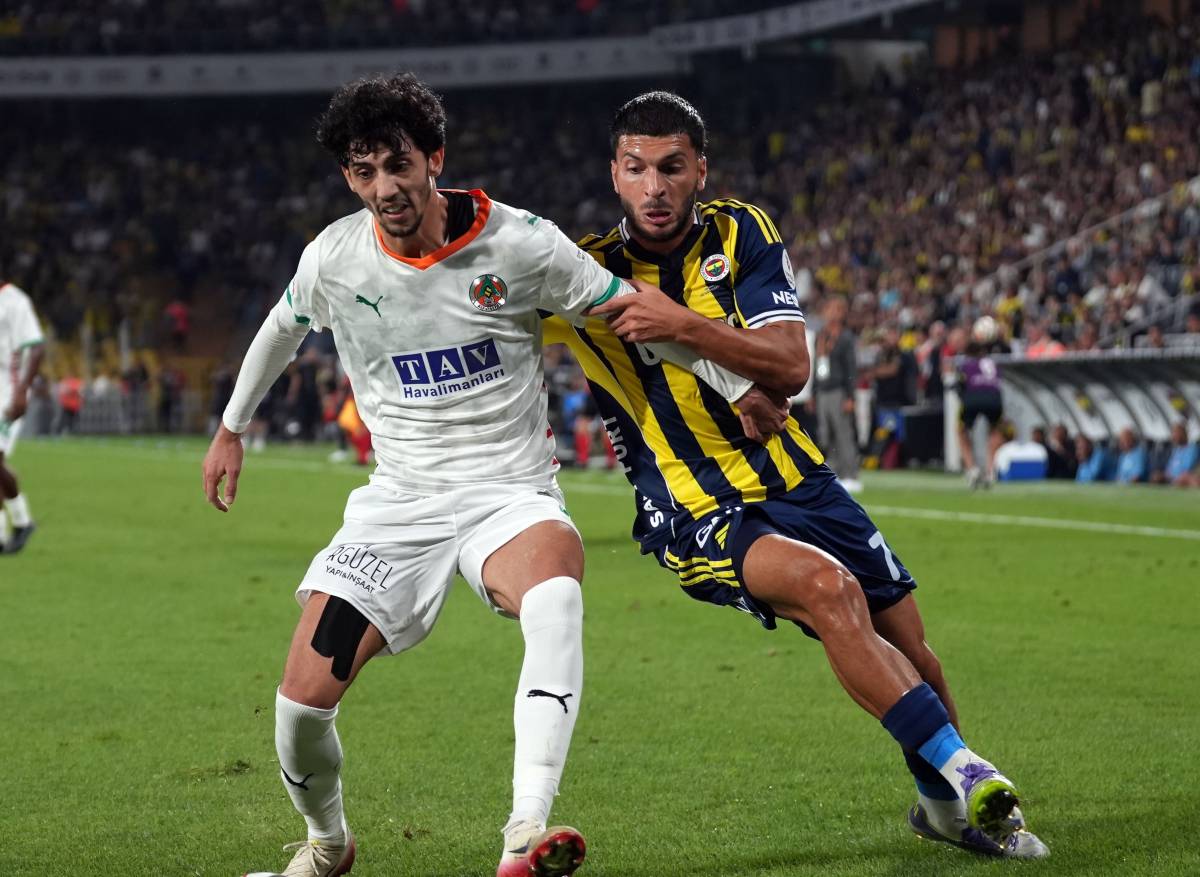 Corendon Alanyaspor, ilk yarıda üstünlük sağladı