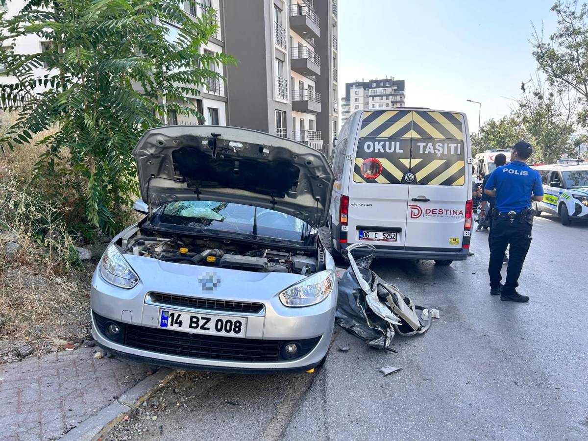 Servis Minibüsü ile Otomobil Çarpıştı: 12 Kişi Yaralandı
