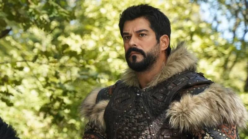 Burak Özçivit'in kariyerinde bir ilk!