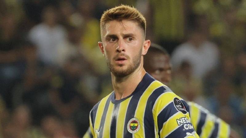 Futbolcu İsmail Yüksek'ten sevgilisiyle ilk kare!