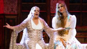 'Yedi Kocalı Hürmüz' müzikalinden çıkarılan Mine Koşan'dan gönderme: Çağla, tostunu yesin bence!