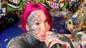 Sosyal medya fenomeni balkondan düşerek hayatını kaybetti