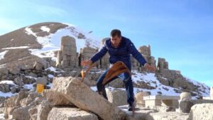 Türkücü Aydın Aydın tarihi eser üzerinde bağlamasını parçaladı, inceleme başlatıldı