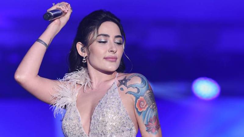 Melek Mosso sahnede fenalaştı