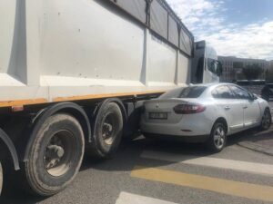 Abide Kavşağı'nda tır ile otomobil çarpıştı: Yaralılar var!