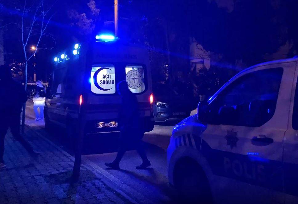 Akrabasını silahla yaralayıp intihar etti!