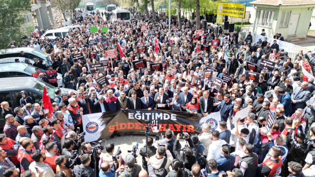 Bucak Okul salıdırlarına yönelik yürüyüşe katıldı!