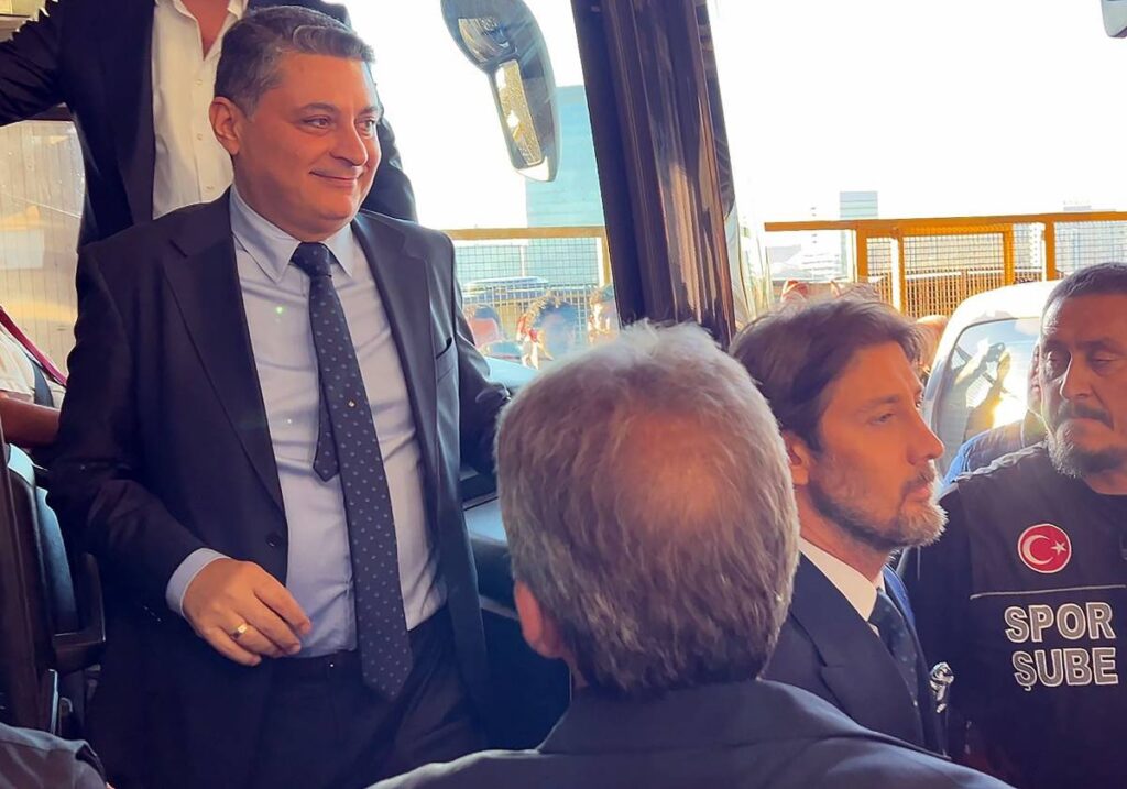 Galatasaraylı yöneticiler, Fenerbahçeli yöneticileri karşıladı!