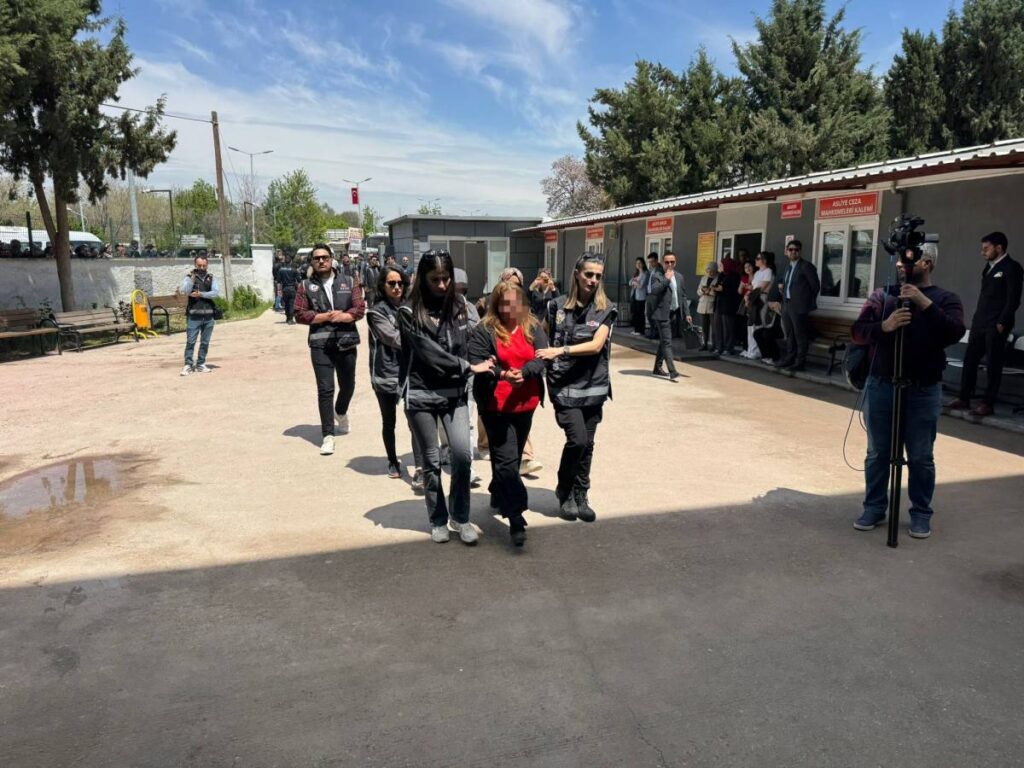 Halfeti operasyonu zanlıları adliyede! Kelepçeli eski başkan Albayrak’tan gündem yaratan çıkış!