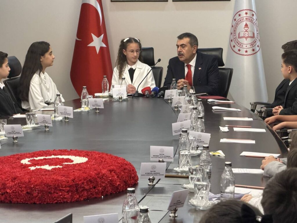 Milli Eğitim Bakanlığı’nda 23 Nisan’da anlamlı devir teslim!