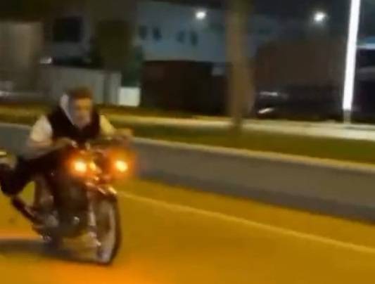 Motosiklet üzerinde tehlikeli şov: Canını hiçe saydı!