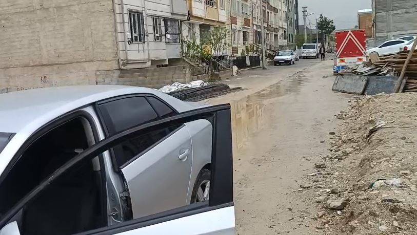 Şanlıurfa'da önlemsiz çalışma: Araç çukura saplandı!