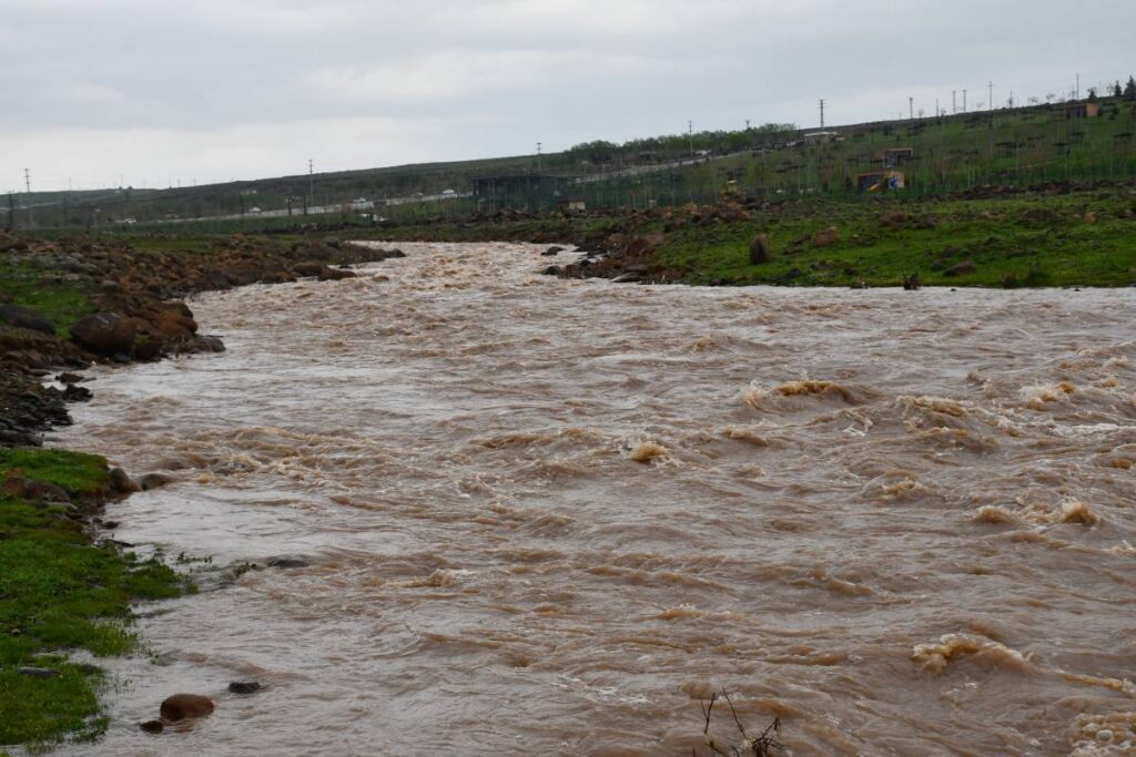 Urfa'da sağanak sonrası, mahsur kalan çoban kurtarıldı!