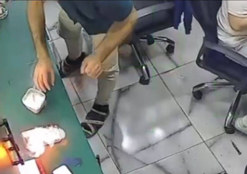 Urfa'da tamir için getirilen telefon patladı: O anlar kamerada