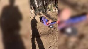 Sokakta uyuyan adamın yüzüne tekme atıp sosyal medyada paylaştı!